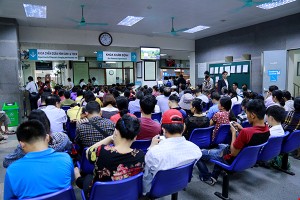 衛生部要求各家醫院加強宣傳、動員工作，讓民眾改變只在上午到醫院求診病的習慣。圖為眾多來診者上午來院掛號等候診療。（示意圖源：互聯網）