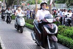 高峰時間，第三郡南圻起義街若干摩托車駛上人行道並公然闖紅燈。