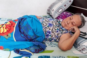 黃妹只能躺在床上。