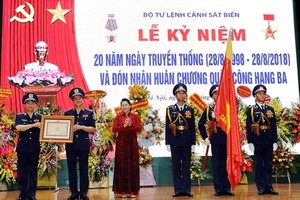 國會主席阮氏金銀（左三）向海警司令部授予三等軍功勳章。（圖源：黃河）