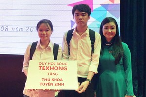 中文系主任阮瓊雲（右一）向兩名榜首大學生頒發獎學金。