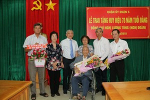 第五郡郡委書記武進士(左三)向 獲得70年黨齡的蟻團革命老前輩頒 發紀念章。