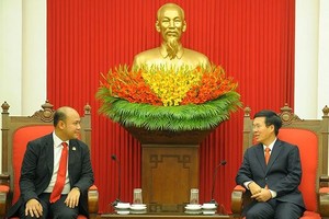 中央宣教部長武文賞（右）接見柬埔寨青年聯合會主席、柬埔寨國會代表洪馬尼。（圖源：先鋒）