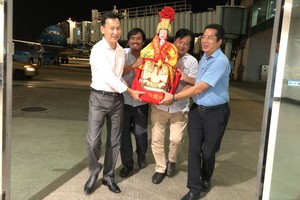 天后聖母神像剛抵達本市新山一國際機場就獲恭迎至朱洋市關帝廟暫時供奉。