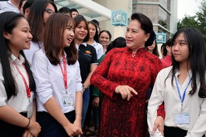 國會主席阮氏金銀與大學生交談。（圖源：孟松）