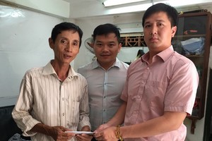 華人年輕企業家馬順通(右一)代表向林先生致送慰問金。