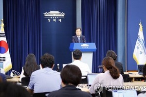 9月4日，在青瓦臺春秋館，鄭義溶召開記者會。（圖源：韓聯社）