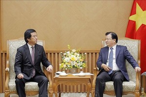 政府副總理鄭廷勇（右）接見日本海洋專責部長、越日友好議員聯盟辦公廳主任福井照。（圖源：越通社）