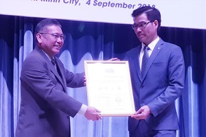 英國QS Star University Rating代表（左）向孫德勝大學代表頒授“四星級大學”證書。（圖源：南洋）