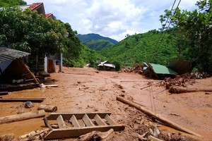 民房坍塌，地基被摧毀，洪澇災害過後到處一片狼藉。（圖源：阮洋）