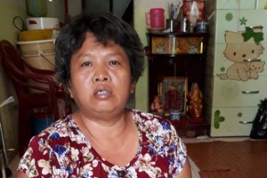 陳有生坐著要很困難才能站起來。