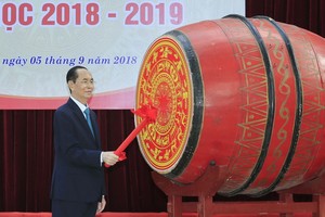 國家主席陳大光在河內朱文安高中學校擊鼓開學。（圖源：顏創）