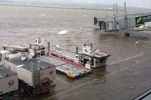 日本大阪關西機場跑道遭颱風襲擊後嚴重受淹。（圖源：微博）