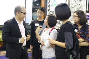 年輕人在研討會上關心各成功秘訣。