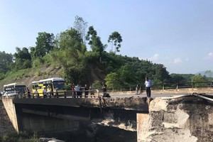 油槽車翻落橋下，發出爆炸巨響和猛烈燃燒起來。（圖源：DC）