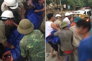 工人們將遇難者的屍體裹起來送上救護車。（圖源：互聯網）