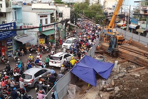 范世顯街上的一工程施工不僅阻礙了該路段的交通，還攪亂了該區域的民眾生活。