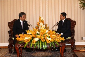 市人委會副主席黃革命（右）接見日本大阪市副市長田中清剛。（圖源：越通社）