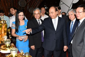 政府總理阮春福參觀玉靈參陳列室。（圖源：光孝）