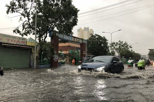 堤岸巴士車站前嚴重受淹。（圖源：廷草）