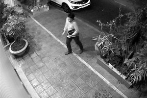 被監控錄影器拍下的偷竊歹徒鏡頭。（圖源：視頻截圖）