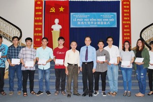 越南台商教育基金會董事長蘇建源(右六)與本報編委兼編輯部主任范興(左六)向大學生頒發獎學金。