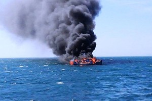 電線短路致漁船失火。（示意圖源：H.Lê）