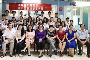 應屆畢業生與校長和老師合影。