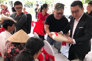 青商會長李鴻毅與會員們把物資派發當地數百名窮人。