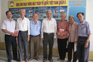 生前余惠蓮大娘(右三)與越華革命老前輩合照。