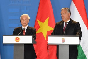 阮富仲總書記與匈牙利總理 奧班‧維克多舉行新聞發佈會。（圖源：越通社）