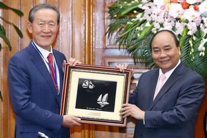 阮春福總理向韓國工業聯團主席贈送紀念品。（圖源：越通社）