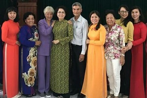 余惠蓮大娘(左三)生前與市、郡領導及越華婦女合照。