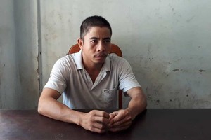 被拘留的嫌犯阮栢輝。（圖源：黃君）