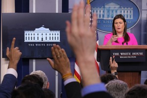 美國白宮發言人桑德斯在新聞發佈會上發言。（圖源：VCG） 