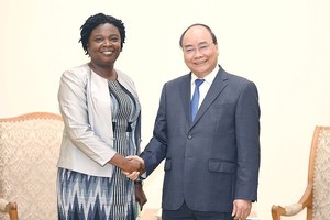 政府總理阮春福（右）接見世界銀行(WB)亞太地區副行長維多利亞‧克瓦。（圖源：VOV）