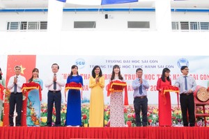 西貢實行中學落成剪綵儀式一隅。