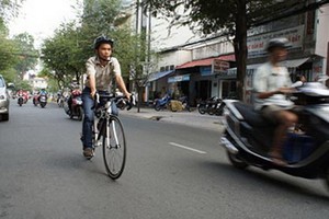 目前，騎自行車上班是許多人的選擇。