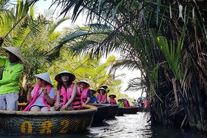 遊客乘坐小圓舟觀光水椰林。