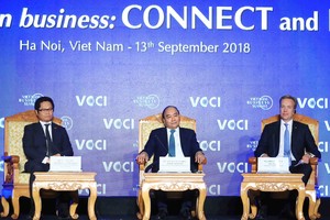 政府總理阮春福（中）主持2018年越南商務峰會會議。（圖源：越通社）