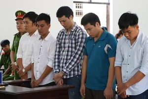 出庭受審的5名被告人。（圖源：唯關）