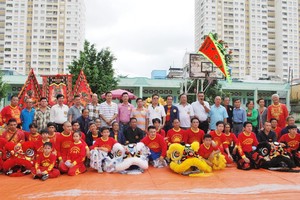 黃館洪蔡堂龍獅團全體師徒大合照。