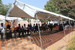 9月14日，在津巴布韋首都哈拉雷西南郊一家收治霍亂患者的診所，疑似感染霍亂的當地居民等待診斷和治療。（圖源：新華網）