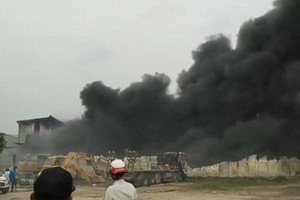 火警現場濃煙滾滾。（圖源：視頻截圖）