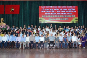 該會館理事和貴賓與獲獎助學金的大學生合照留念。