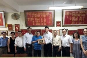 兩校代表互贈禮物留念。