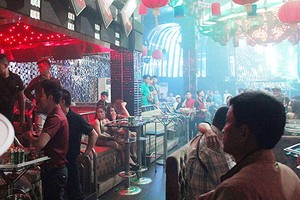 16日凌晨時份，數十名第七郡公安戰士、幹部突擊檢查396酒吧。（圖源：VNE）