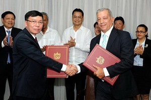 越南向古巴贈送5000噸大米的象徵性移交儀式。（圖源：越通社）