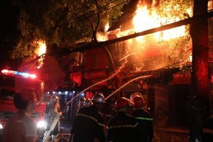 消防隊聞訊後趕抵現場奮勇滅火。（圖源：玉成）