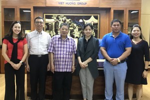 杭慰瑤董事長(左三)與丁向群副主席(左四) 與各代表合影。